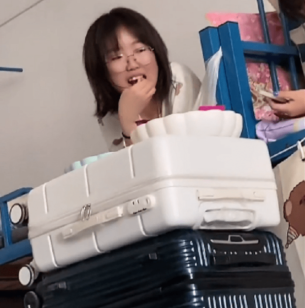 大学生能有多懒?女生"偷拍"宿舍内部一幕,室友的行为名不虚传_生活_家