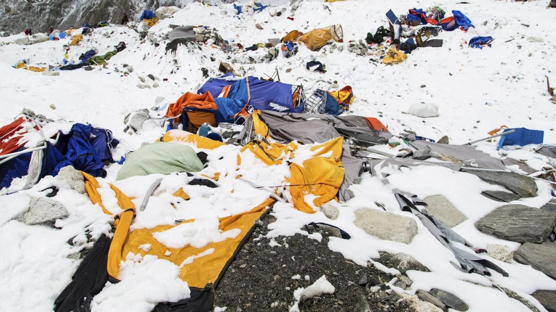 遍地粪便,尸体无人运下山?珠峰真是"左手垃圾,右手尸体"吗?_登山_环境