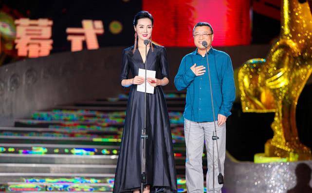 姜宏波 姜宏波气质大方，容颜不改身材依旧时尚，47岁却依旧单身