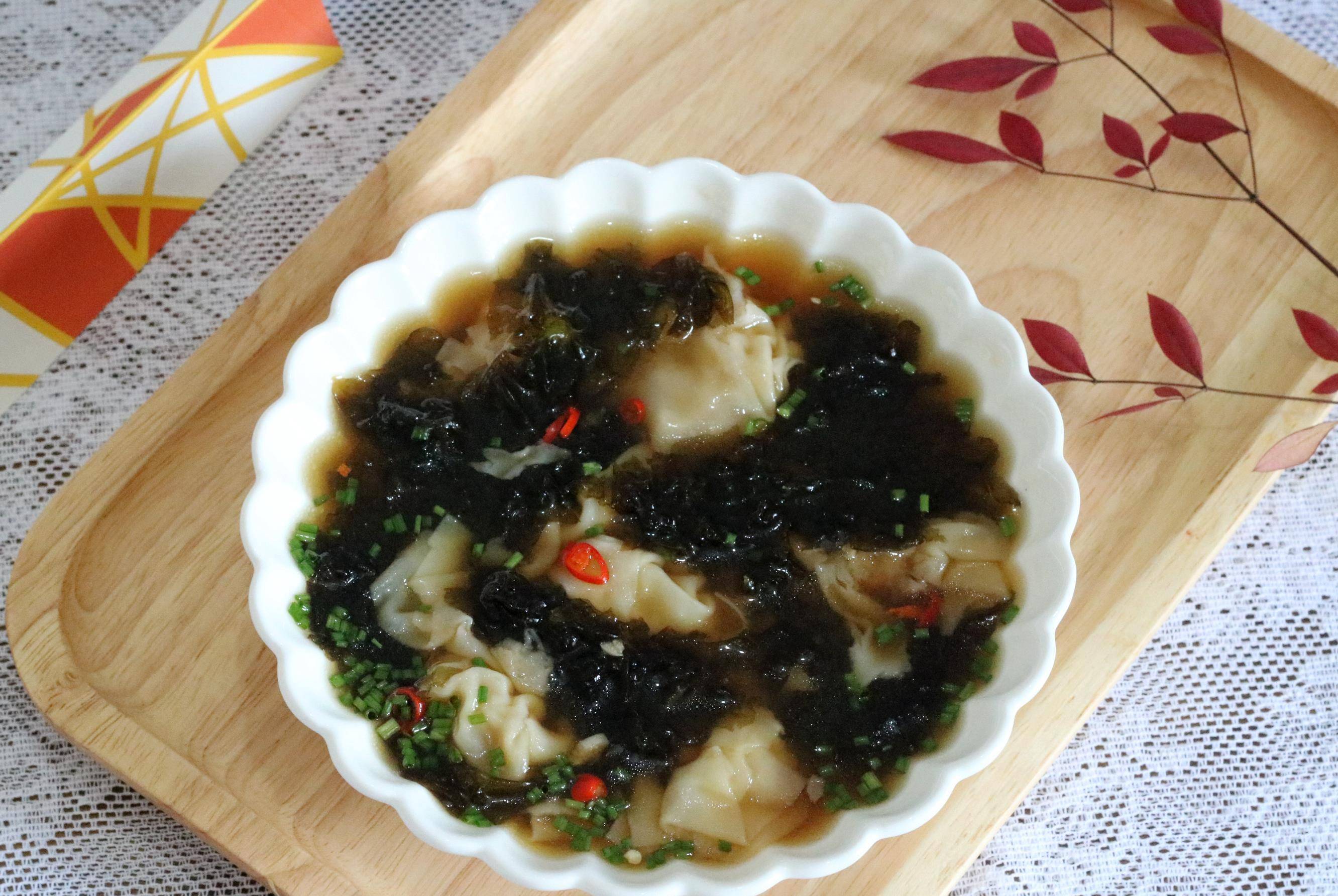 酸辣开胃易消化,5分钟做好,吃饱上学不怕冷_馄饨_葱花_紫菜