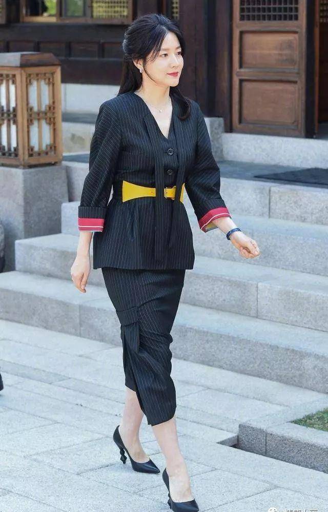 曲线 大长今李英爱黑色长裙现身,让人惊呼,这一点都不像四十九岁