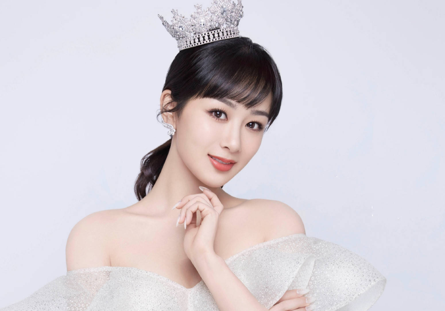 的皇冠和淡雅的妆容,给人眼前一亮的感觉,整个人看起来非常温柔又甜美