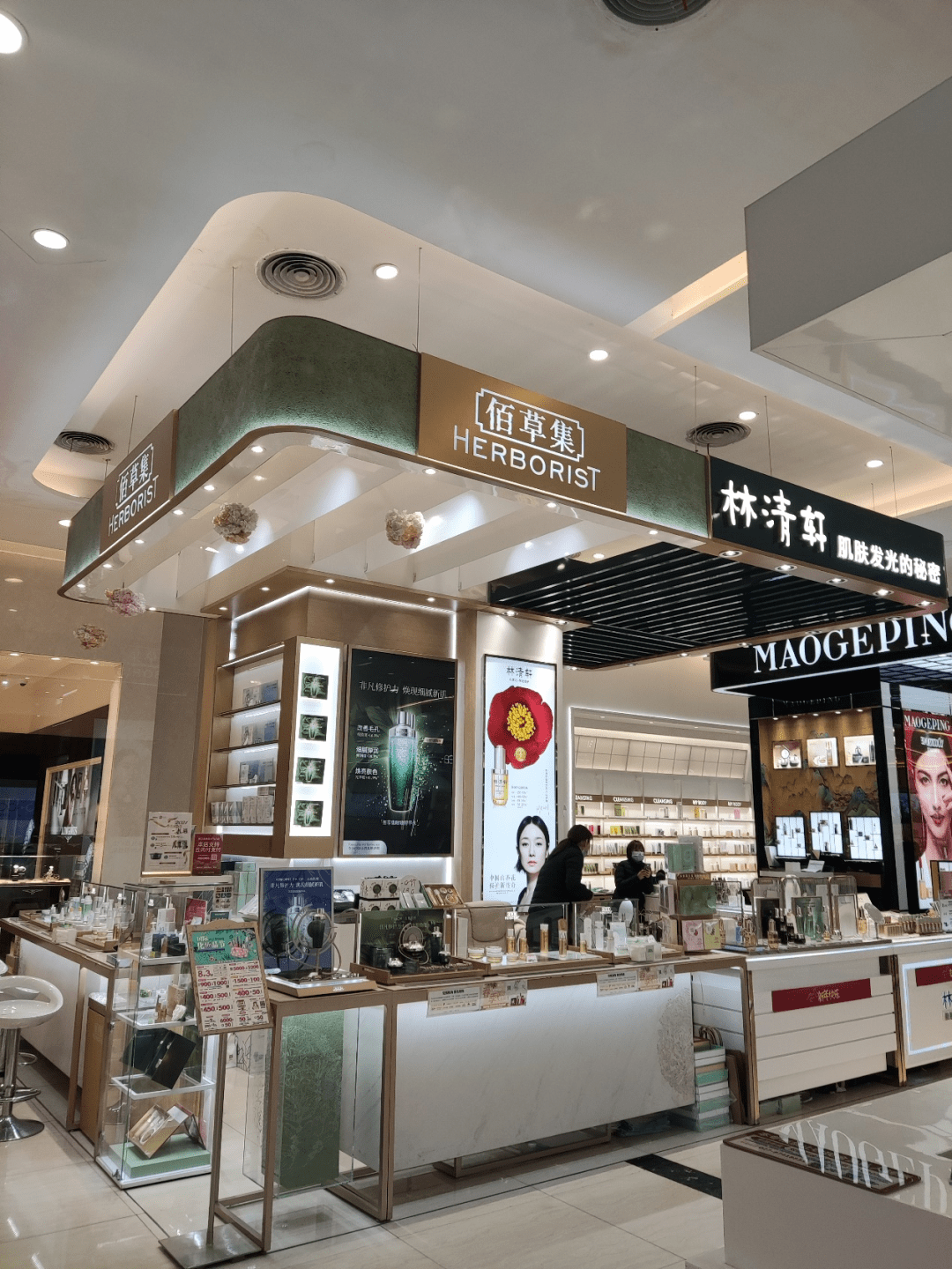品牌完美日记线下挣扎