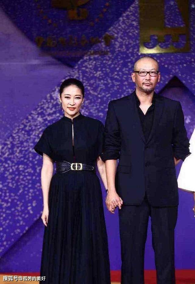 黑色 梁静满头银丝,穿白色成套西装,气场盖过身高190的老公管虎