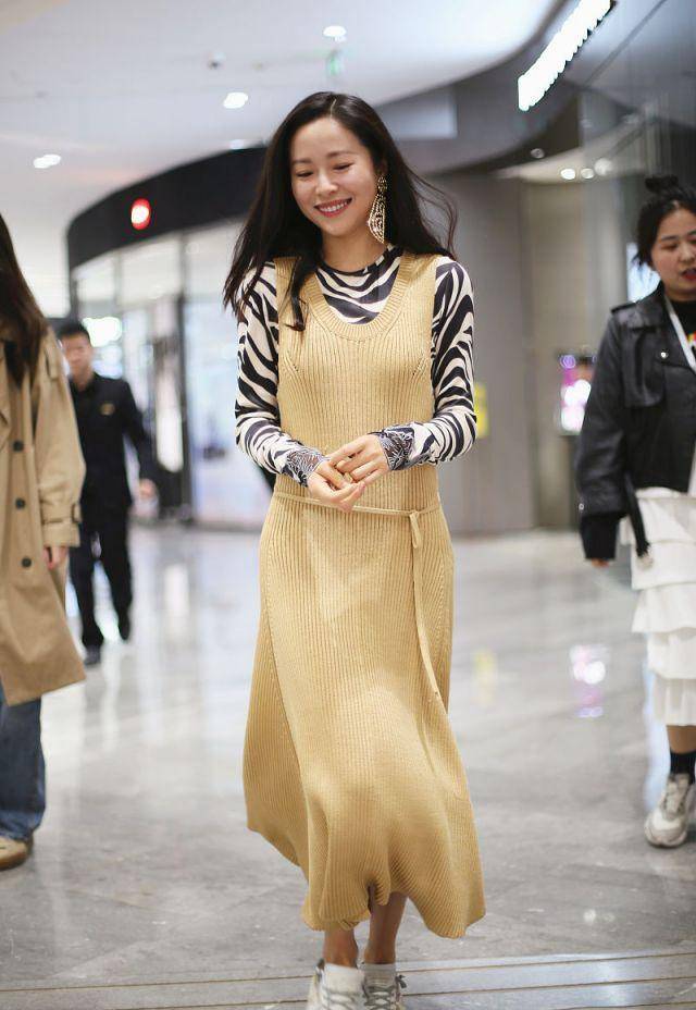 黑色 36岁江一燕真有勇气!领建筑大师奖撞衫31岁刘雯,美得不相上下