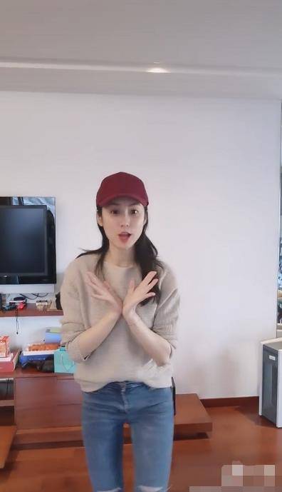 在简单的毛衣之下,吕一的下身搭配的是一条紧身的牛仔裤,因为上衣是