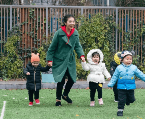 午餐|家长晒幼儿园8元午餐，自以为勤俭节约又明智，却引起网友争议