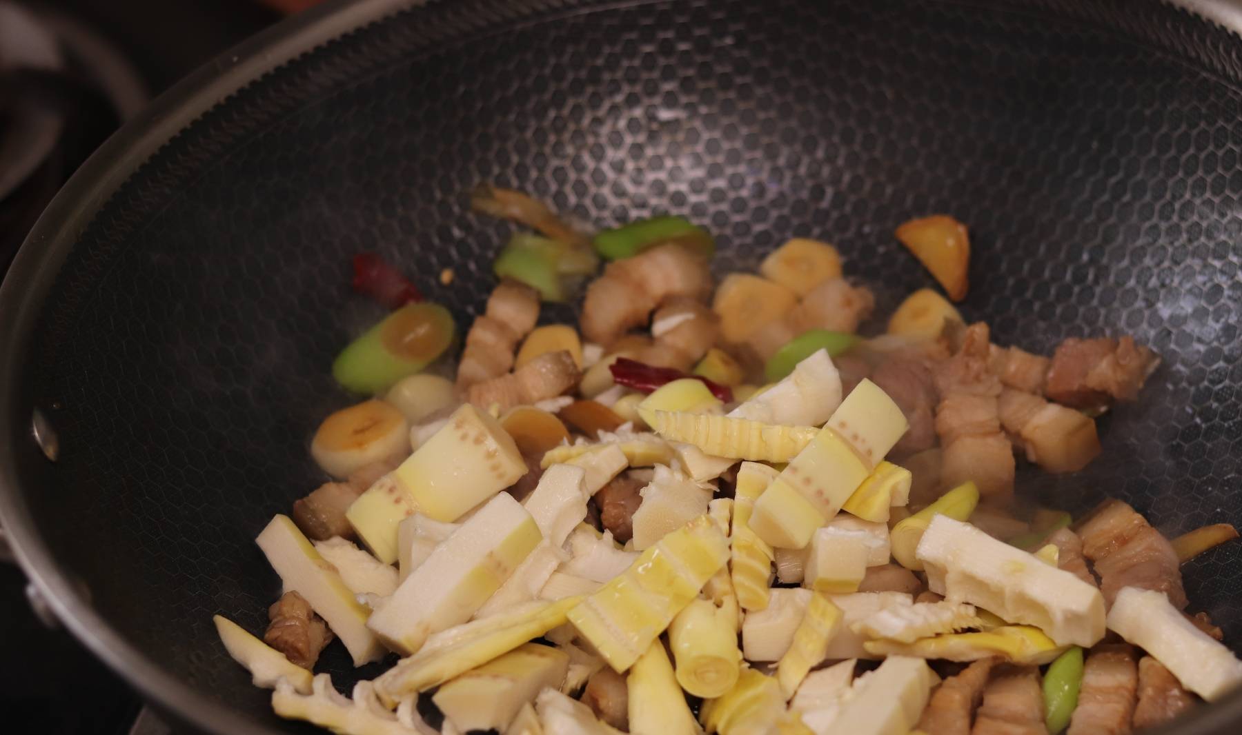 原创
买竹笋时,挑粗的还是长的?牢记2点,竹笋又脆又嫩还新鲜