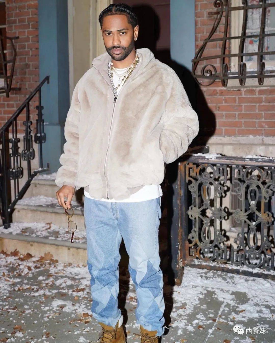 2007年正式出道的他与许多欧美歌手都合作过许多大热单曲.