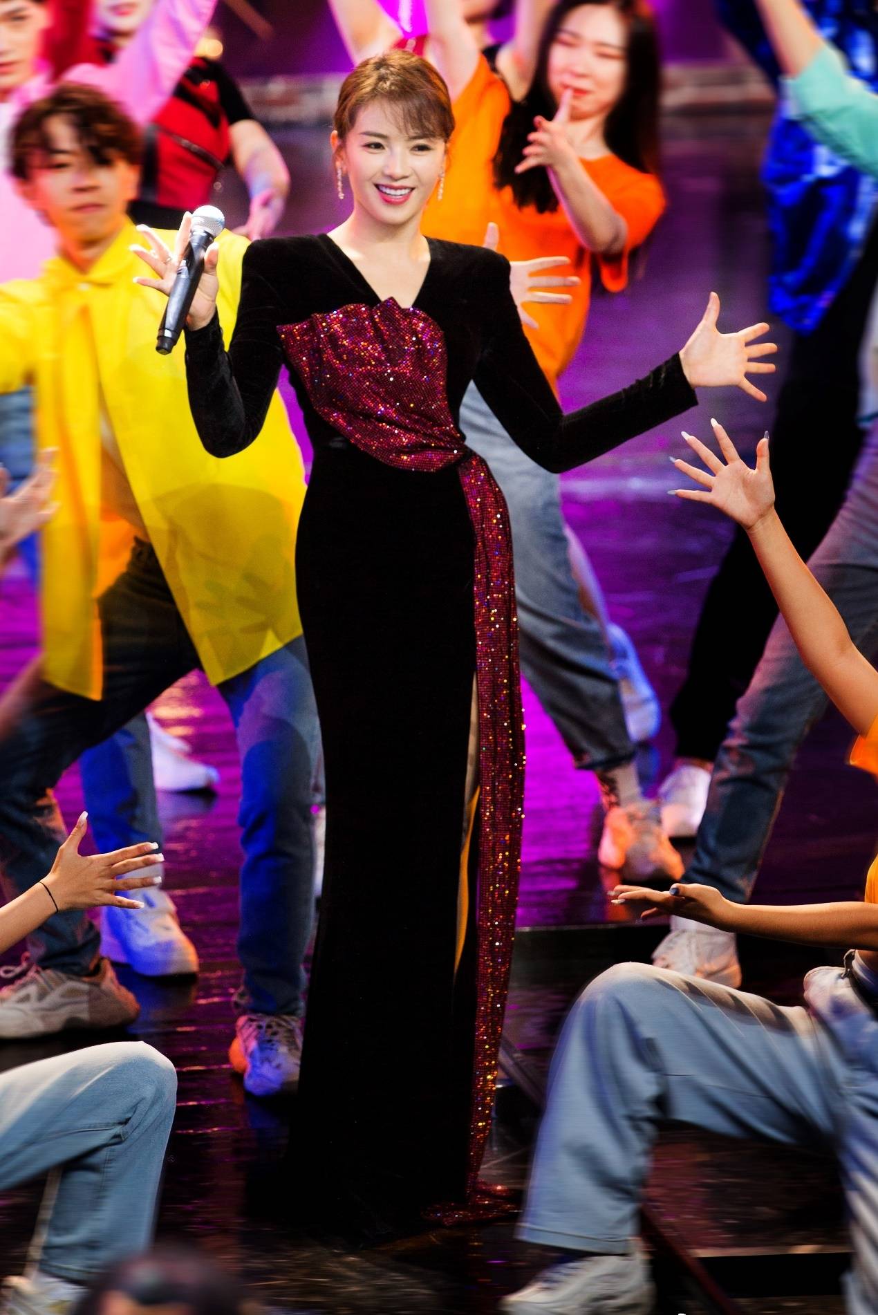 刘涛的身材真不像41岁穿高开叉露背裙性感撩人这腰臀比太惊艳