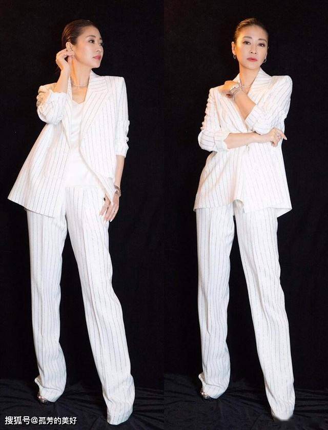 黑色 梁静满头银丝,穿白色成套西装,气场盖过身高190的老公管虎