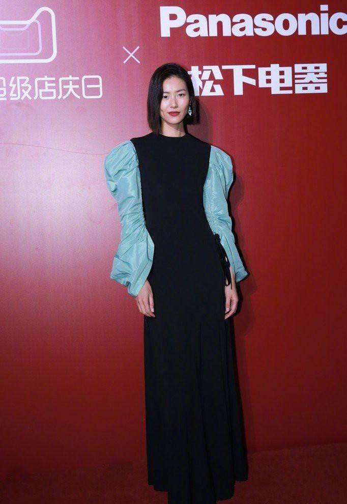 黑色 36岁江一燕真有勇气！领建筑大师奖撞衫31岁刘雯，美得不相上下