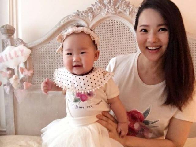 女神伊能静才是行走种草机,52岁皮肤白嫩没斑,护肤真的有“诀窍”