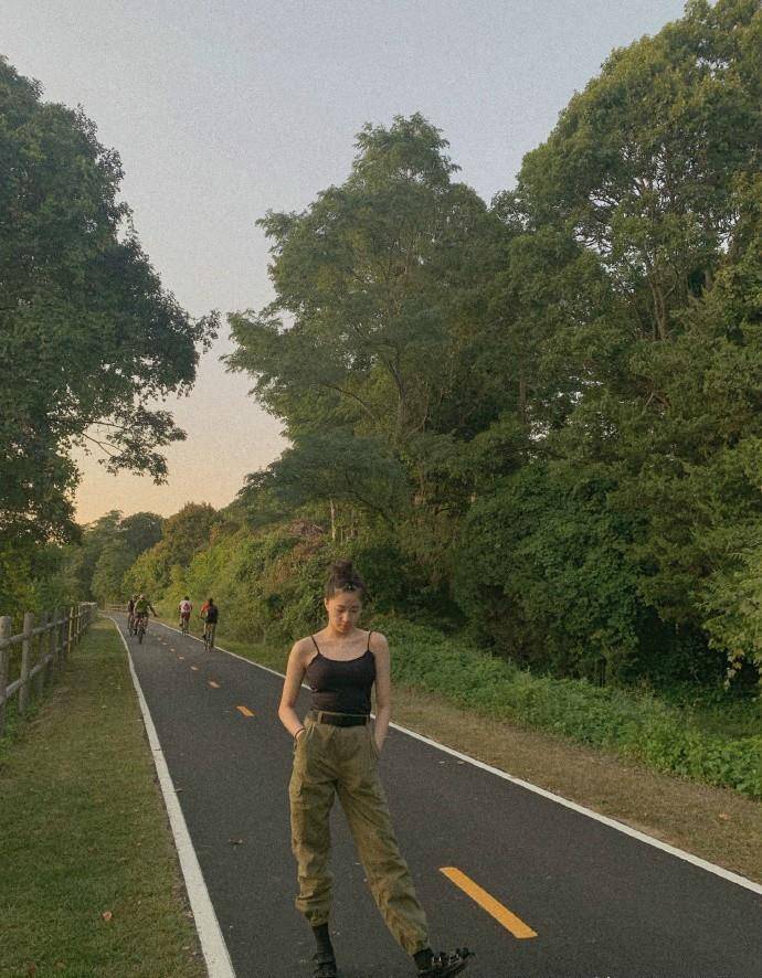 卫衣 欧阳娜娜亲妹晒照，才15岁还不善化妆，但家传一双大长腿穿衣贼美