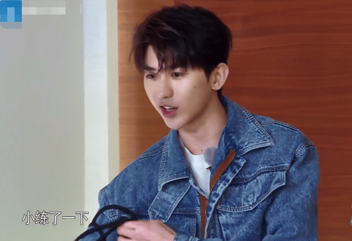 什么|蔡徐坤出场李晨夸他瘦了，沙溢夸他帅了，但baby的赞扬他最爱听