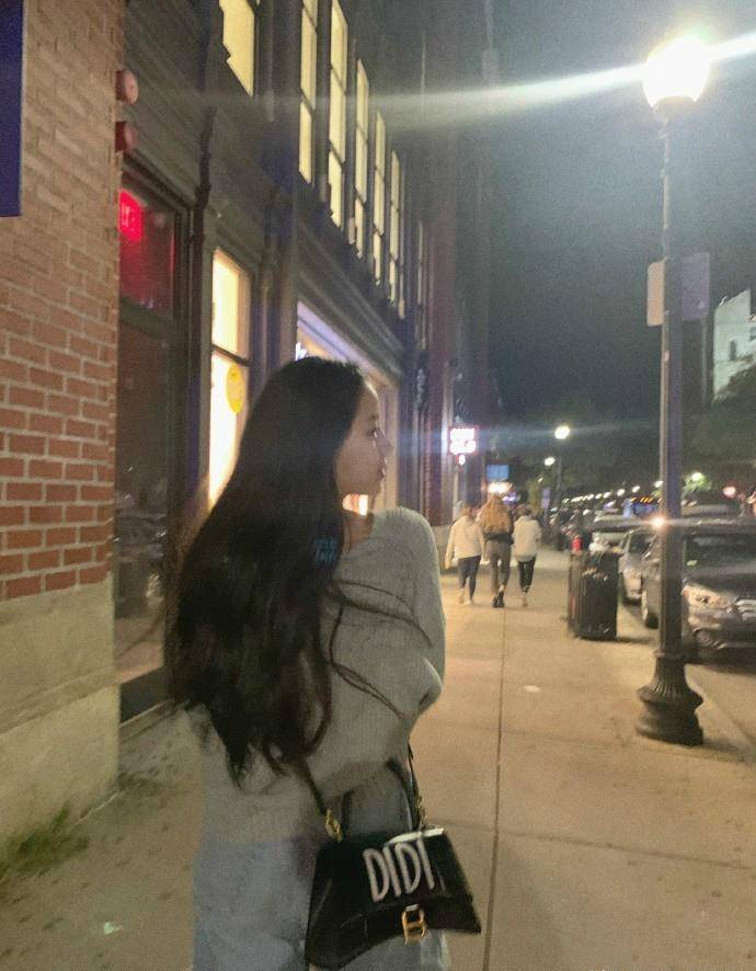 卫衣 欧阳娜娜亲妹晒照，才15岁还不善化妆，但家传一双大长腿穿衣贼美