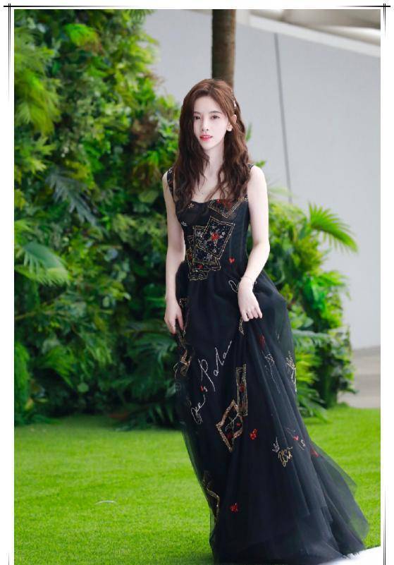 鞠婧祎 鞠婧祎不负绝世美女，全黑造型走机场美得高调，双扎麻花辫太提气！