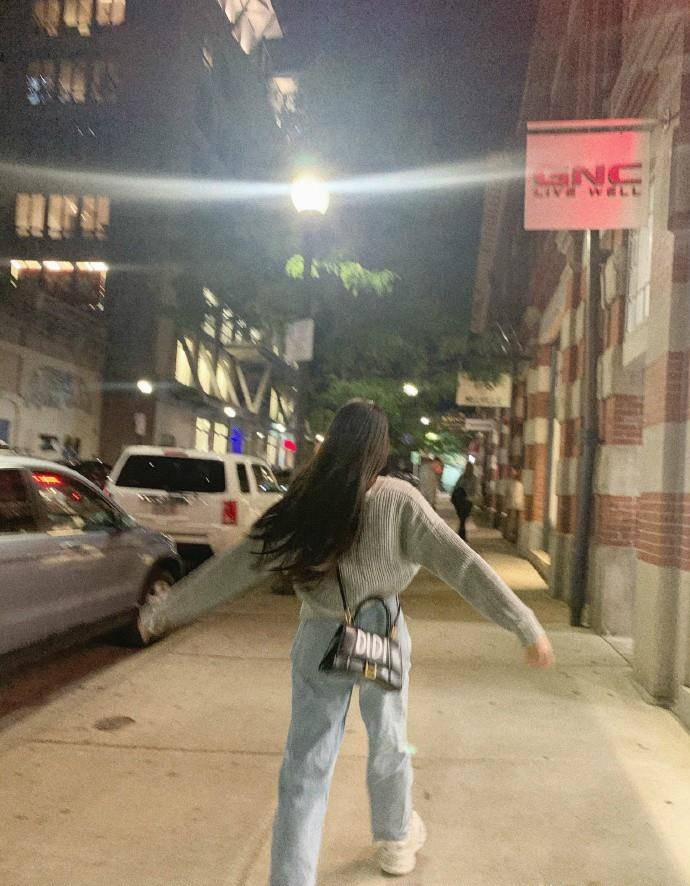 卫衣 欧阳娜娜亲妹晒照，才15岁还不善化妆，但家传一双大长腿穿衣贼美