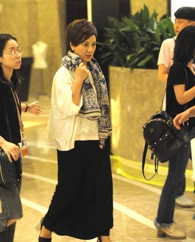 黑衣 邓婕入秋穿搭真有品位，黑衣配白裙气质优雅，流苏围巾更添高级感