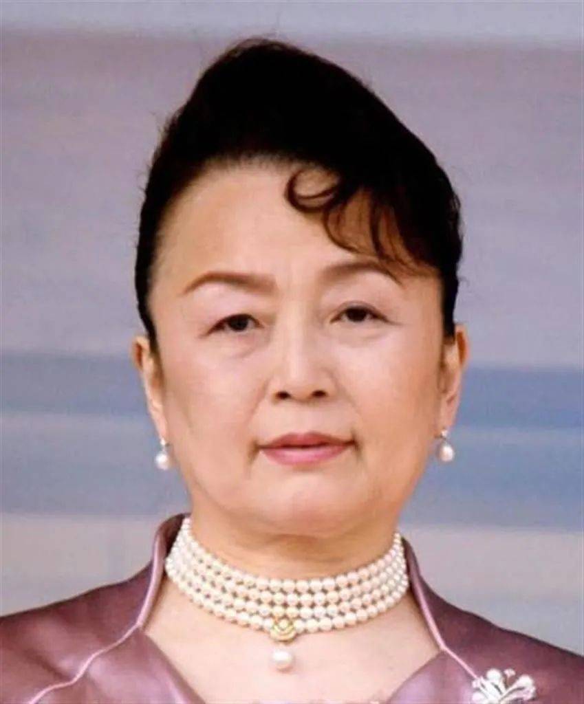 生病住院被冷落,丈夫离世后与女儿形同陌路…_麻生信_皇室_日本