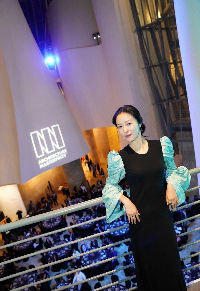 黑色 36岁江一燕真有勇气！领建筑大师奖撞衫31岁刘雯，美得不相上下