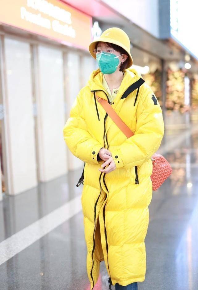 焦俊艳也穿得太可爱了黄色羽绒服配小黄帽素颜出镜依旧嫩得很