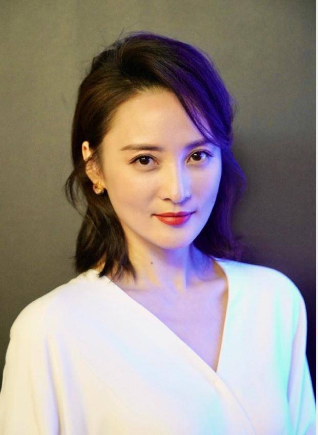 蒋勤勤44岁的蒋勤勤，身材气质都和年轻时一样好，岁月从不败美人啊