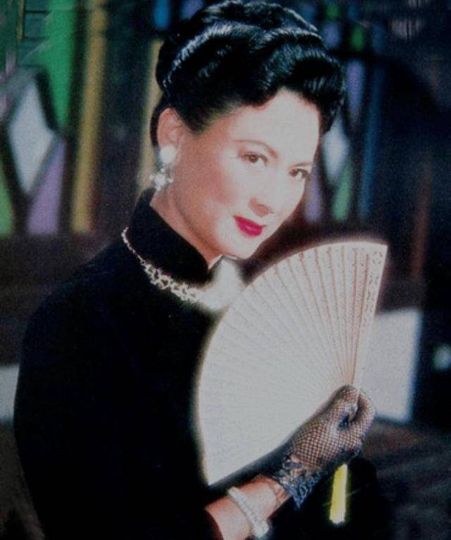 黑色 83岁向梅美了一辈子,黑裙配红围巾端庄大气,好气质让人羡慕