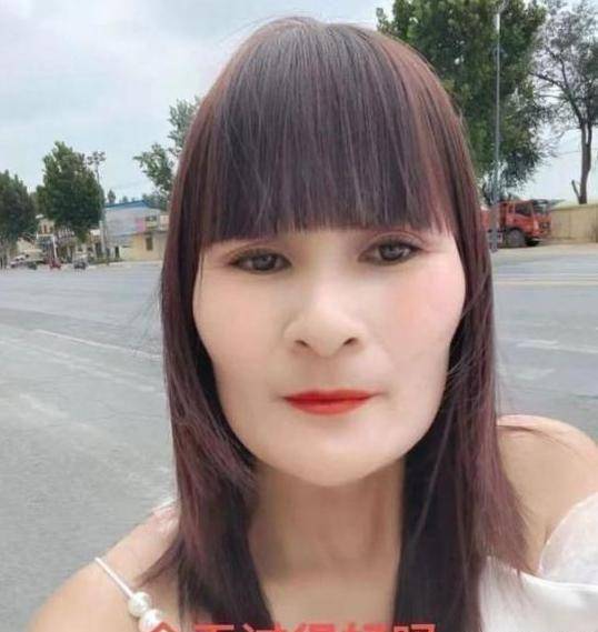 梦想|女网红自封国际巨星，强行捆绑杨幂，无底线蹭流量，最后被封号了