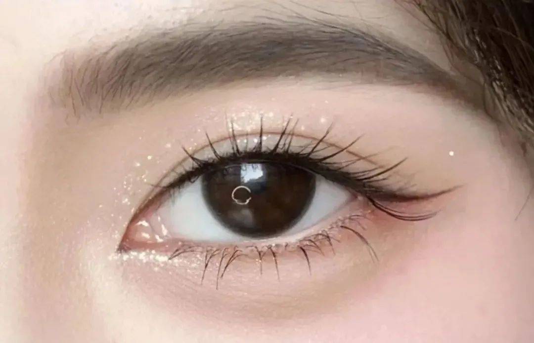 平台一夜之间风靡全平台的“白开水妆容”,有多白?