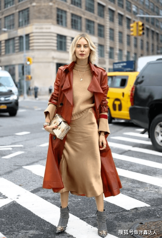 整体 寒风中的斗士!孟晚舟穿丝绒裙不惧低温,光腿踩高跟鞋优雅从容