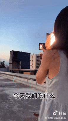 八卦爆料网红圈也出了个淡颜系美女！旧天台随便一拍她就火了？