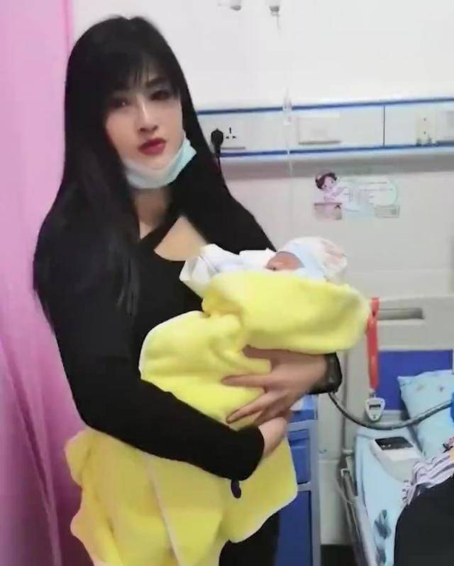 同龄人在努力生二胎,36岁美女已当奶奶!网友调侃50多岁可抱重孙