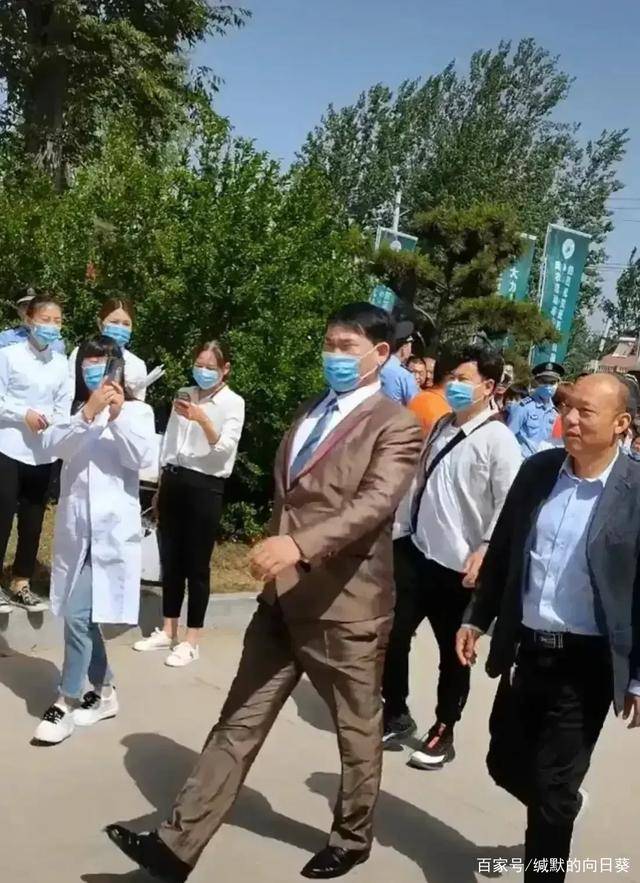 大衣哥日渐丰盈,踢正步走路,好像领导下乡视察,气派十足!