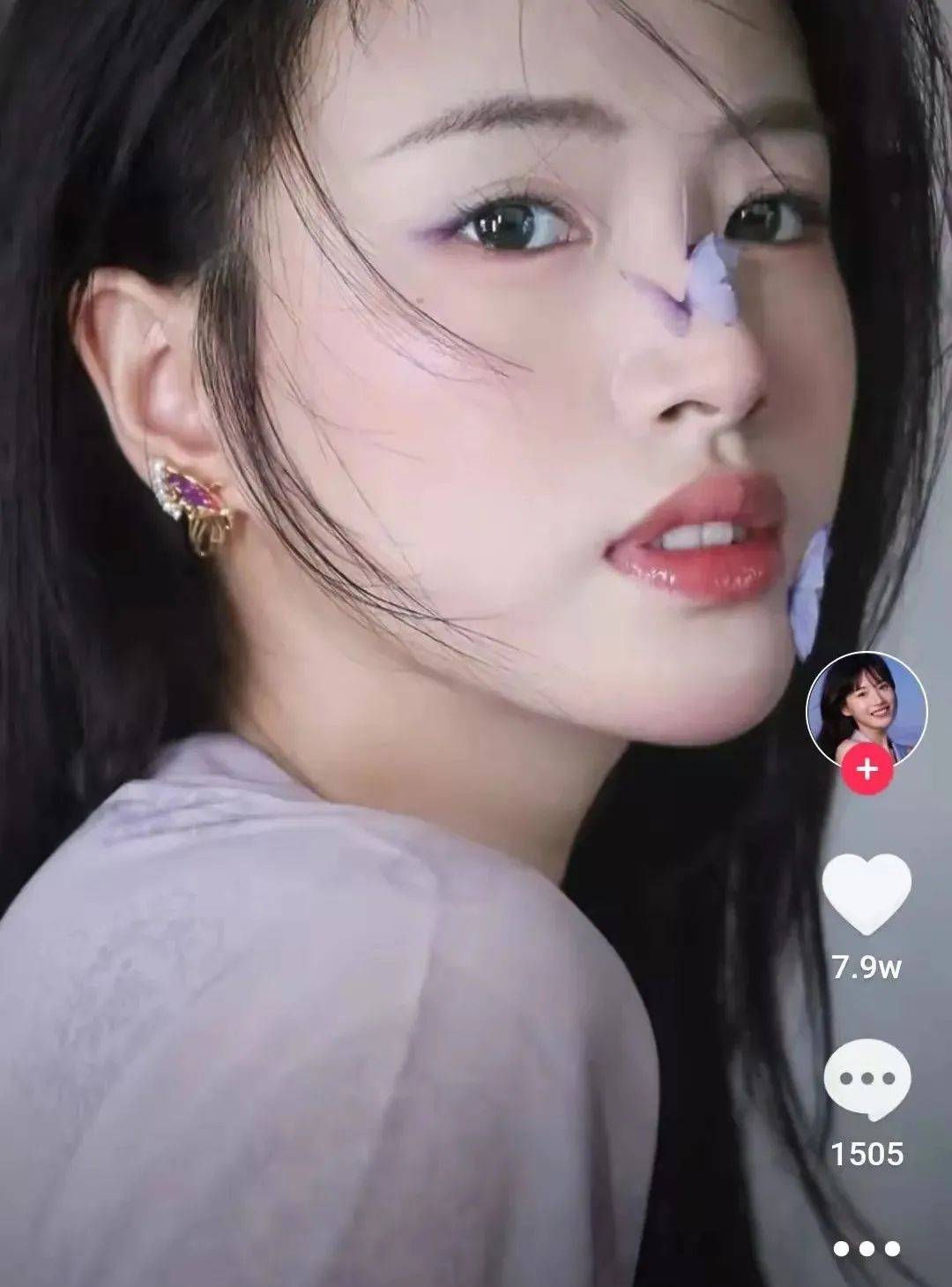 八卦爆料网红圈也出了个淡颜系美女！旧天台随便一拍她就火了？