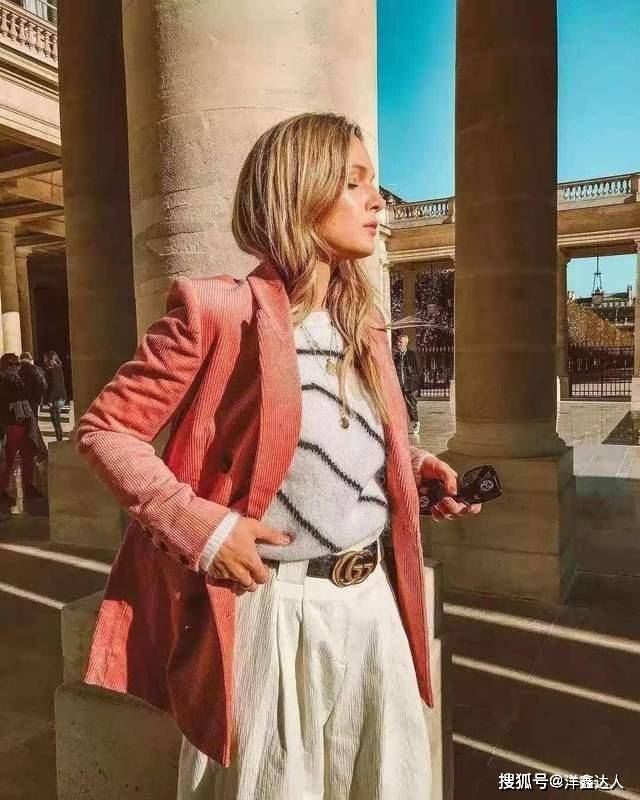 整体 寒风中的斗士！孟晚舟穿丝绒裙不惧低温，光腿踩高跟鞋优雅从容