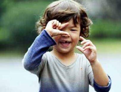 生下娱乐圈“丑模”吕燕,嫁入豪门生下混血儿子,如今7岁颜值超高