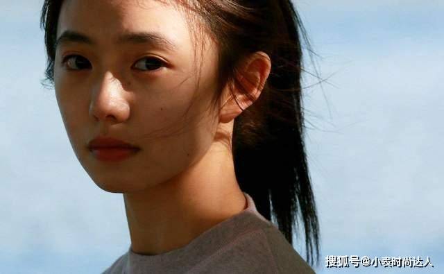 轮廓新任谋女郎背景强悍，晒素颜生图不惧怼脸拍，满满胶原蛋白好清纯