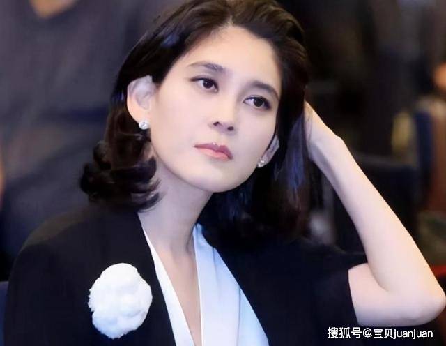 女王 三星太后真坚强！75岁还搀扶悲伤女儿，她才是优雅了一辈子的女王