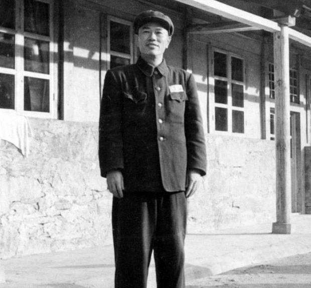 原创邓华将军落难时大家纷纷躲避只有韦杰将军去看望他