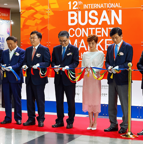 藕粉 尤小刚第三任娇妻真有气质,淡色穿搭温柔优雅,有名媛阔太的气质