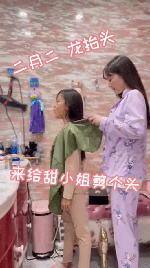 李小璐李小璐秀曼妙舞姿优雅自信,撩人马甲线抢镜,柔顺长发已及腰
