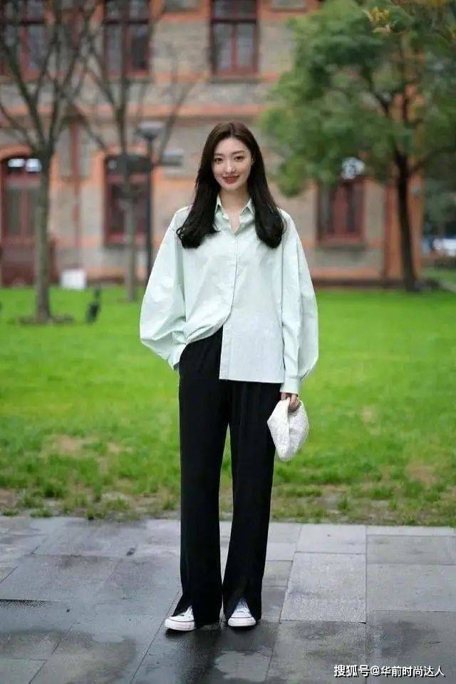 亮点 今年这条“瘦瘦裤”火了,跟风衣、西装都很合拍,时髦有气质