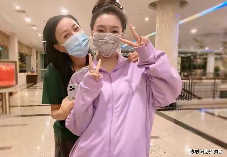 整体 那英还是适合气质型穿搭，和小25岁新生女星同框状态丝毫不输