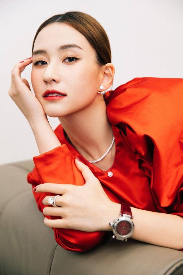 何超莲不愧是赌王小女儿穿着真有名媛感中分发型还挺有气场