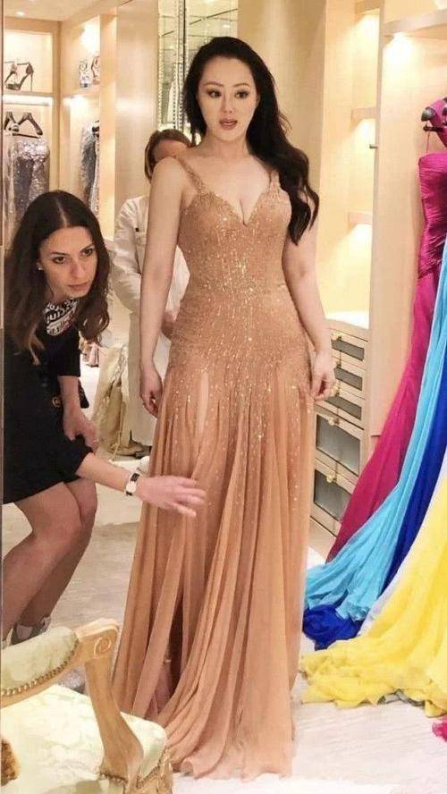 章小蕙 章小蕙身材真是藏不住,穿露肩真丝礼服显丰满,这身材60后少有