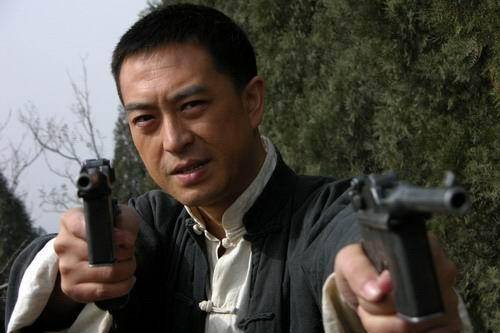 2007年版的电视剧《双枪李向阳》,其中电张嘉译扮演的李向阳.
