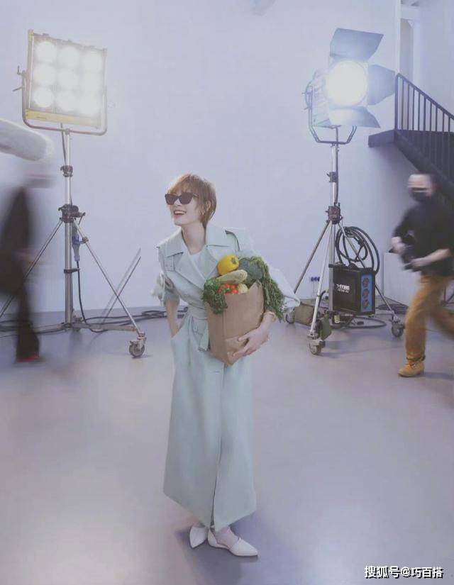 卫衣 被孙俪“岁月静好”式穿衣惊到了！不管私服还是工作装，都很减龄