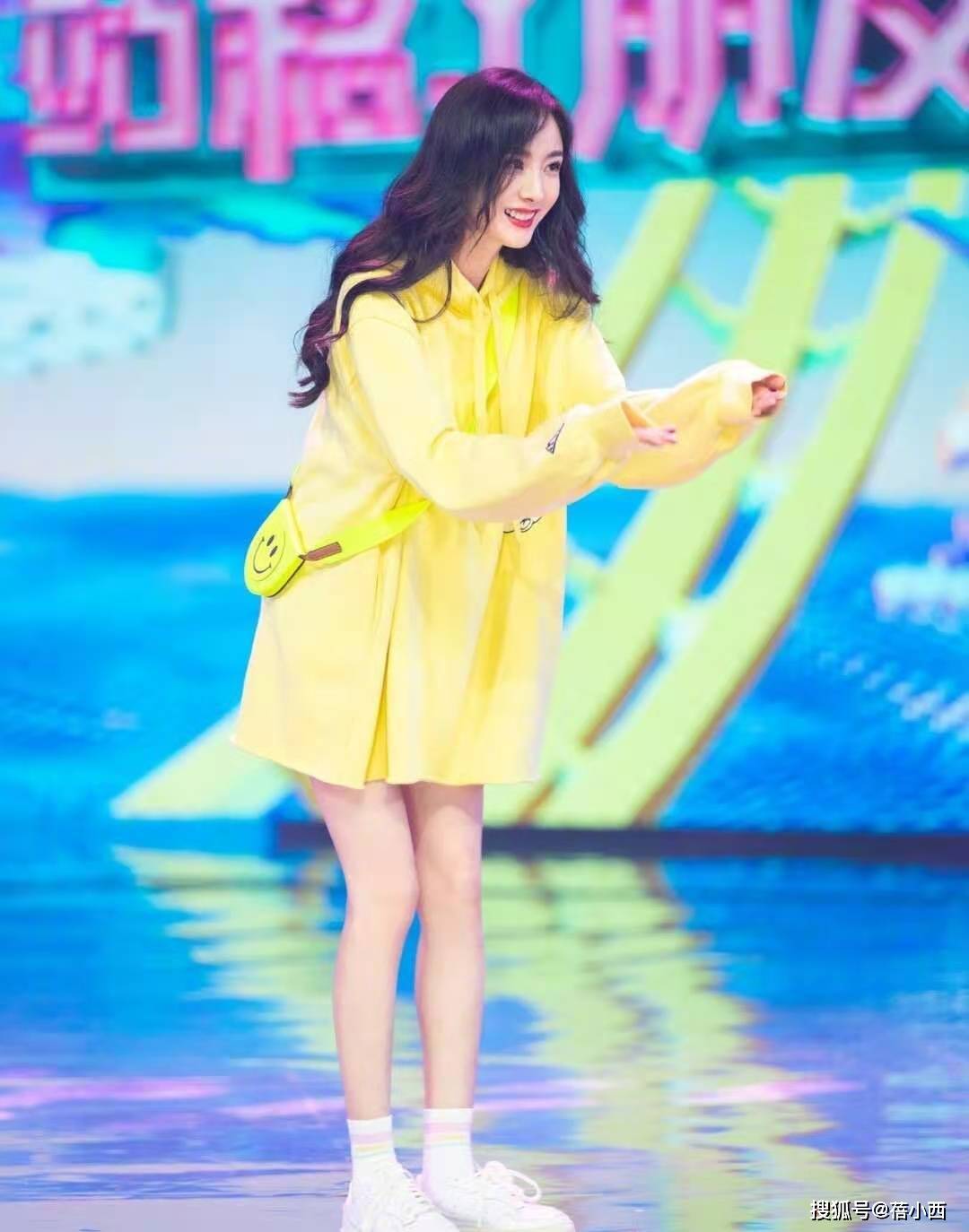 杨幂 跟着“杨幂”学穿搭，穿三件衣服也不显胖，人人都能化身叠穿高手