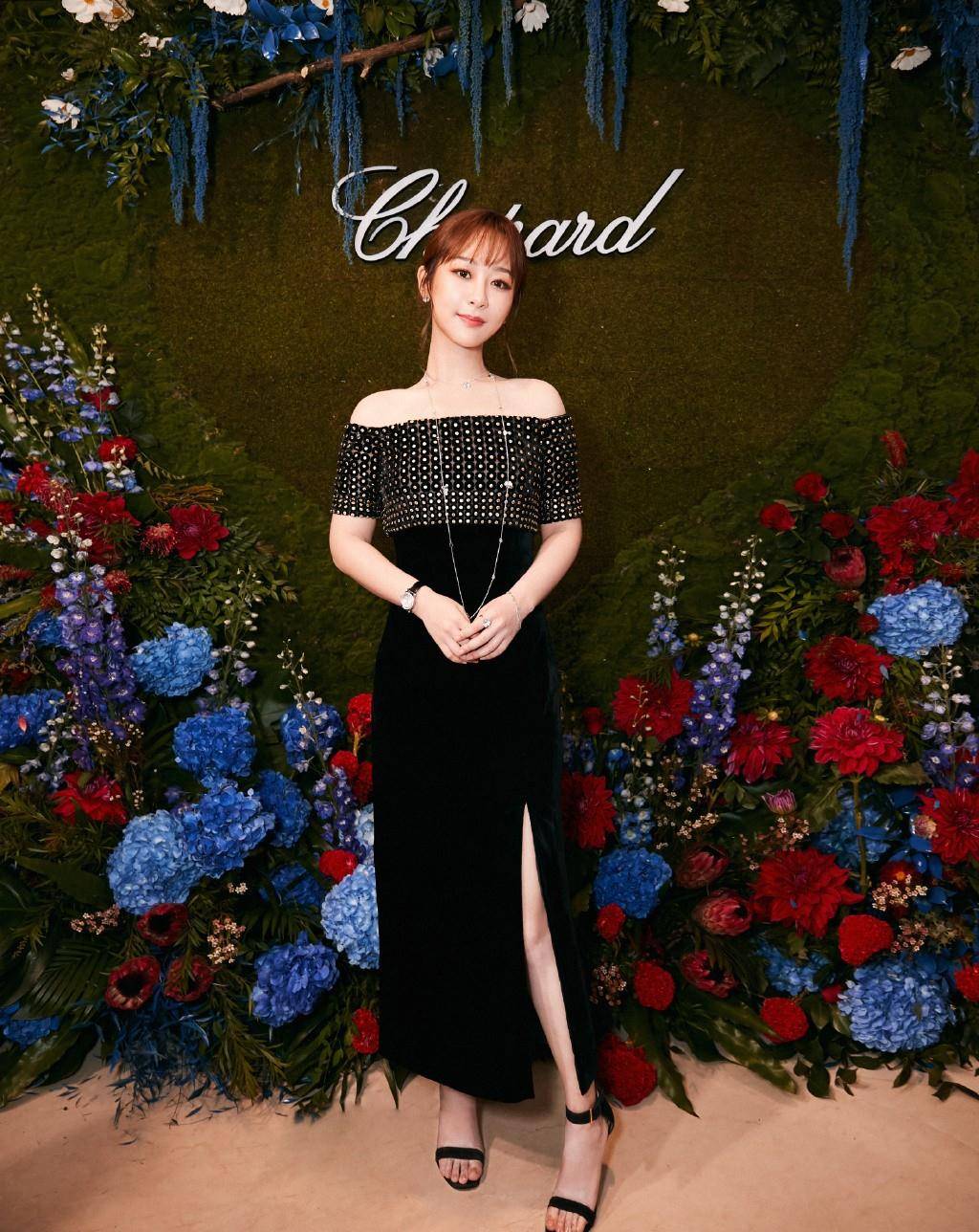 显得 她12岁便已经红遍全国，今穿黑色一字肩开叉礼服，优雅大气